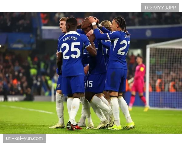 特写：看台一角，巴萨小球迷目睹球队失利后掩面哭泣